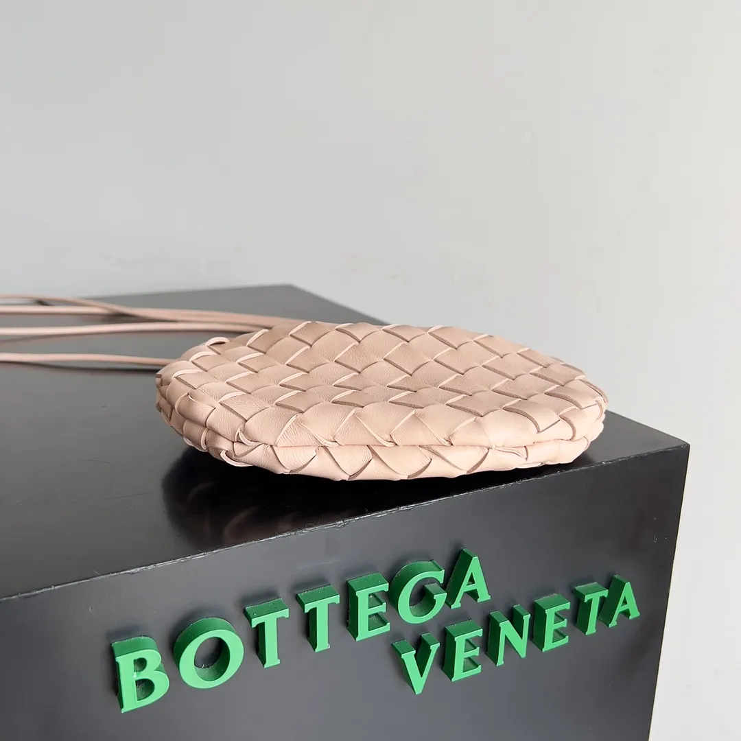 Batch of 1260 BV Mini Sardine is coming‼ ️Super high-end, stainless steel hardware + 24k real gold plating process, fish scales (concave and convex positions) are the finishing touch, the sardine bag that can be carried cross-body is completely beautiful to the heart. The metal element handle and the weaving are perfectly combined to completely integrate the artistic sense and elegance and fashion. It is really like a work of art🏺The large size is elegant, the small size is exquisite and cute, a must-have item for fashionistas, and the details are perfectly reproduced. Style number: 744267 Size 20*12*2.5